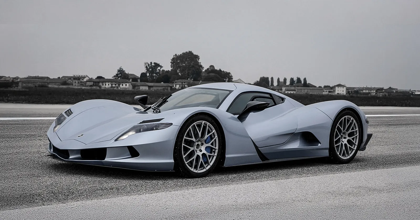 Aspark Owl – lateral side view on track