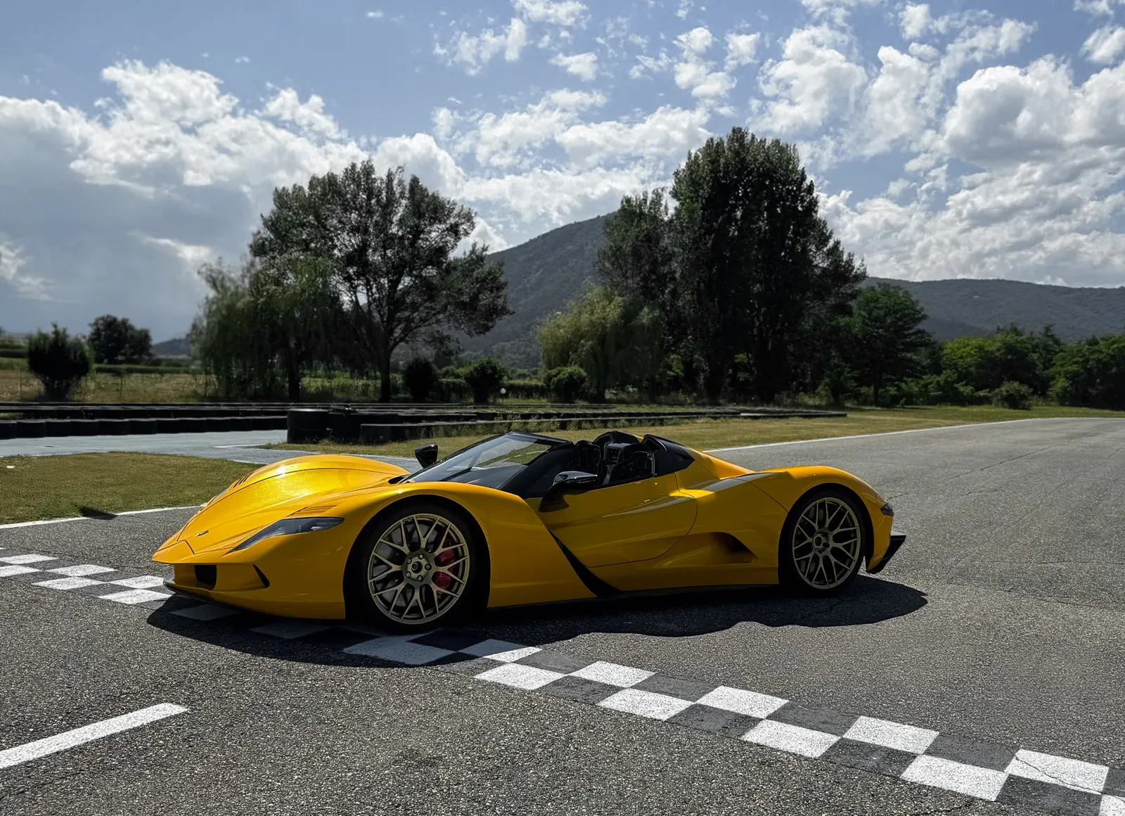 Aspark Owl Roadster – lateral side view on track